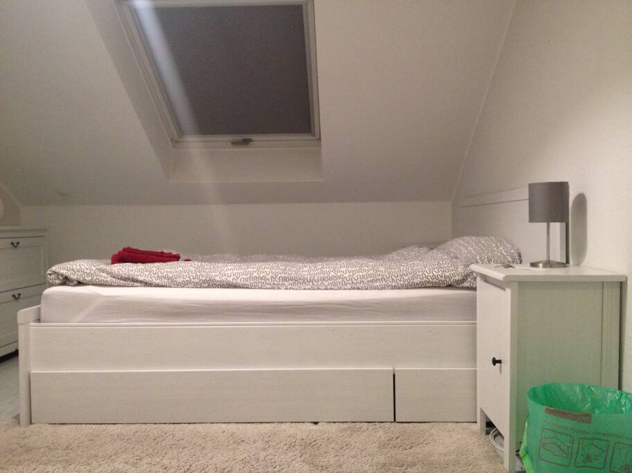 Zwei Nachtschränkchen und eine Nachttischlampe stehen ebenfalls zur Verfügung.