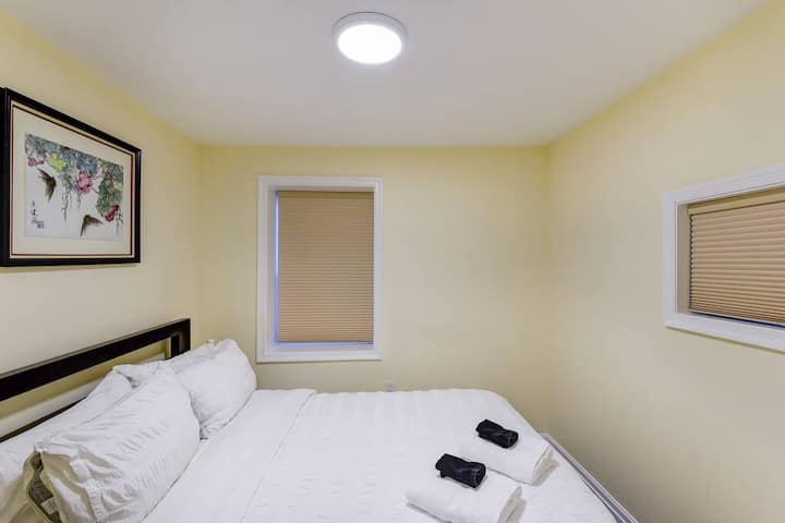 ห้องนอนชั้นล่างที่ 2 มีเตียงขนาดใหญ่  