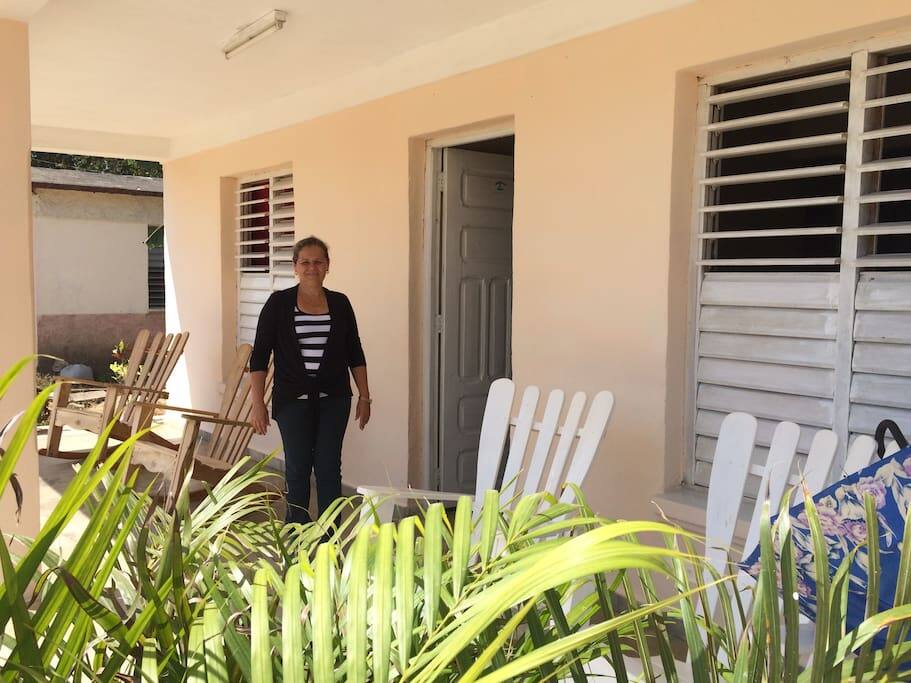 frente de la casa con su anfritiona