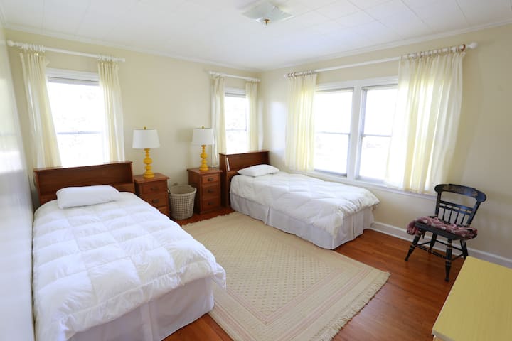 Twin beds at Homestead