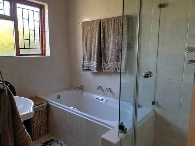 Spacious relaxing getaway -free parking & Wi-Fi gallery image 3