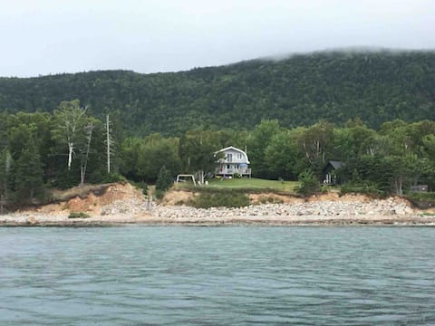 *Bata Oceanfront Cottage, Cabot Trail Retreat*