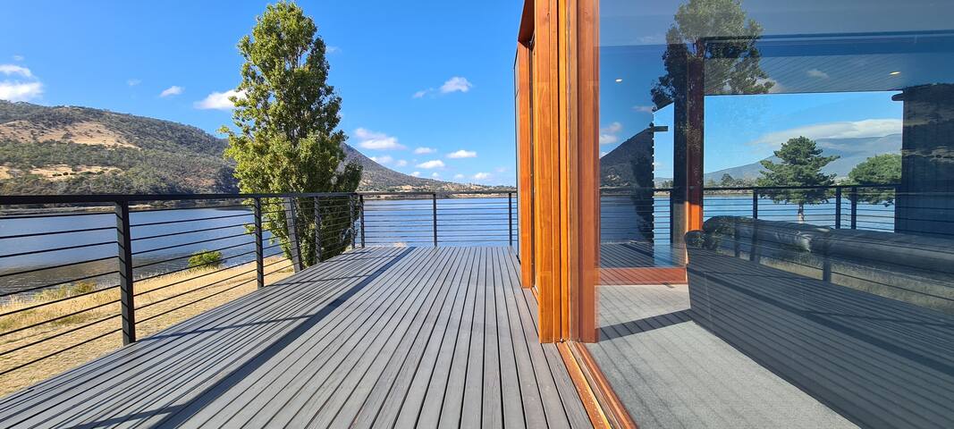 AMAZING 5-STAR WATERFRONT RETREAT ON THE RIVERWALK gallery image 5