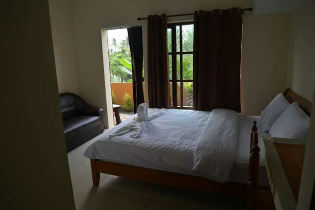 Queen sized bed - 2nd bedroom