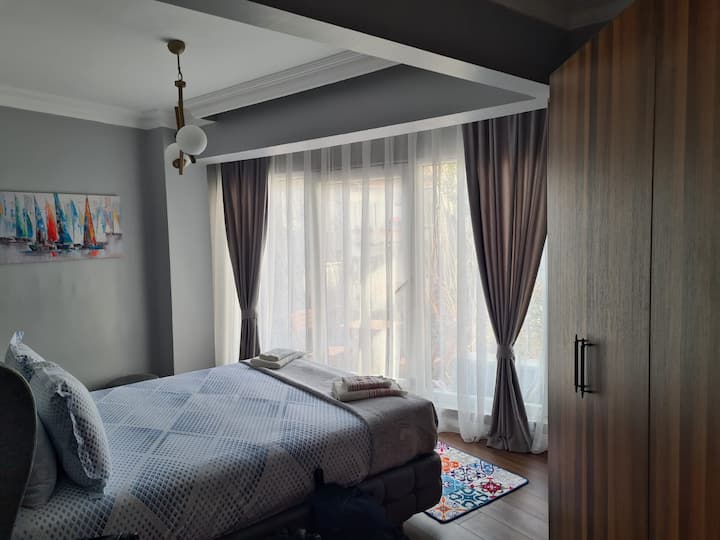 Prva spavaća soba s balkonom s pogledom na vrt i klima-uređajem 12000btu