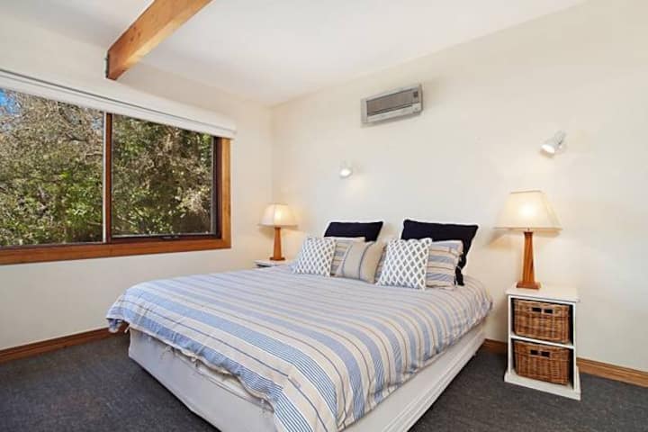 階下のマスターベッドルーム