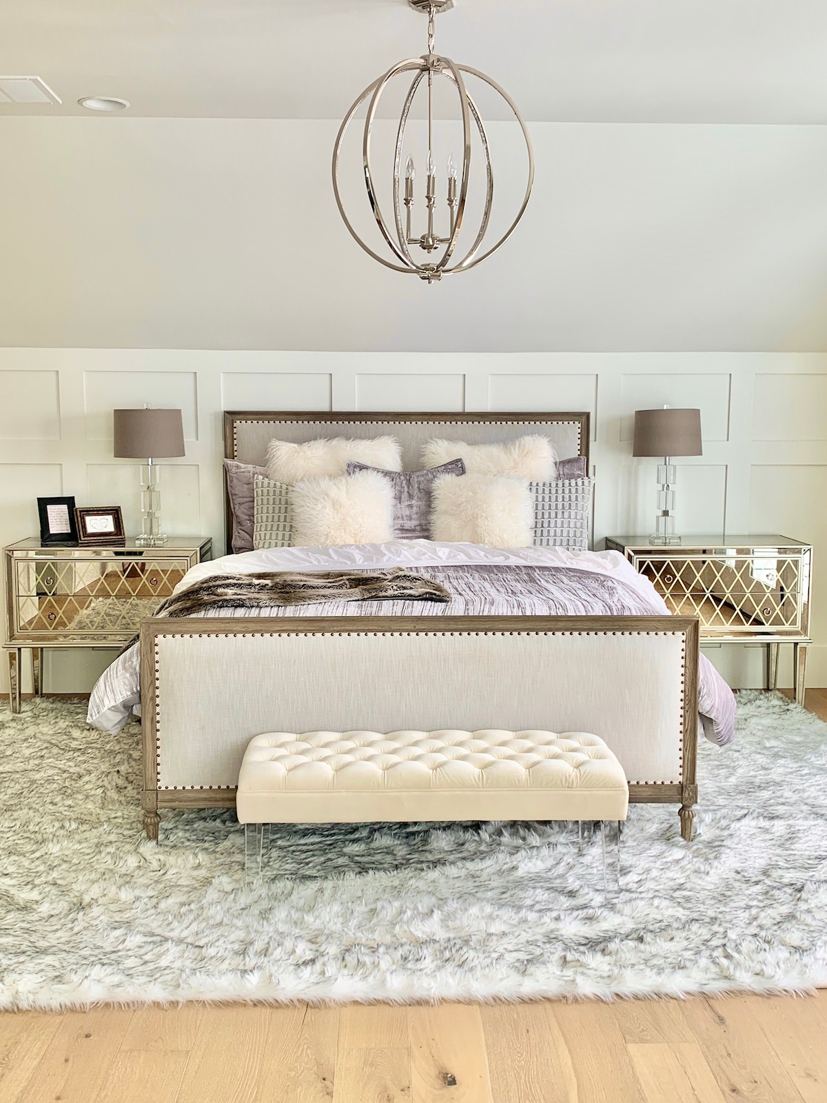 Მთავარი ფლიგელი დიდი საწოლით ზედა დონეზე. 