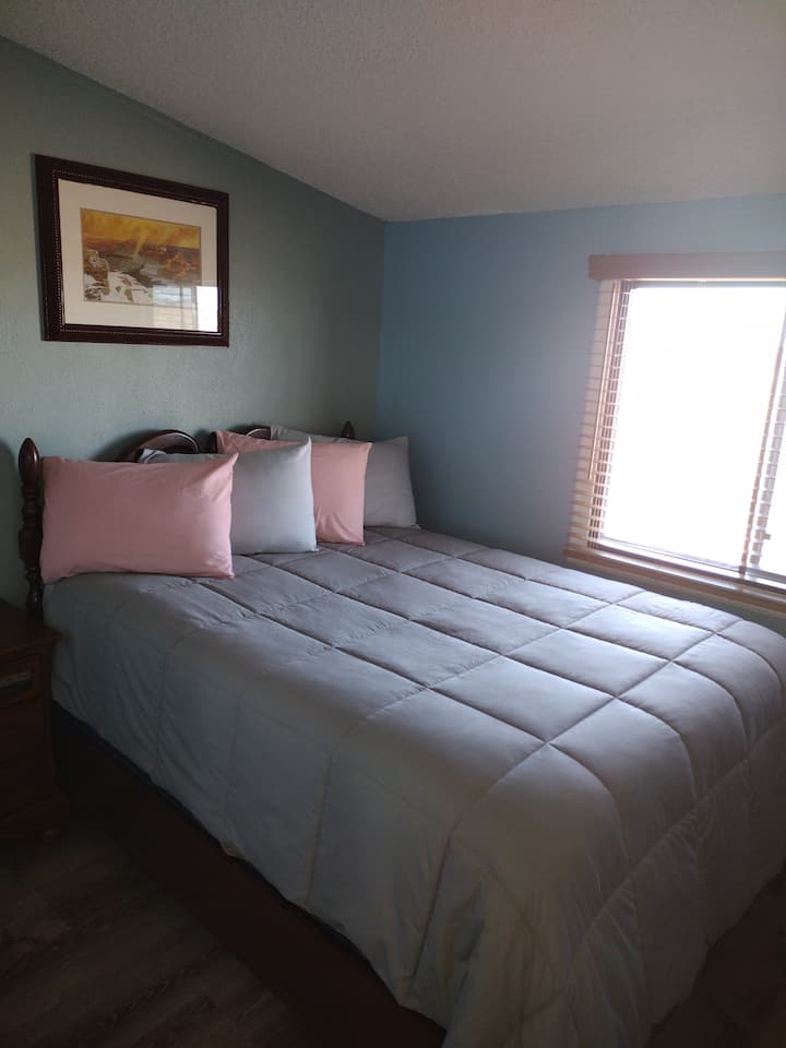 Spavaća soba s bračnim krevetom 