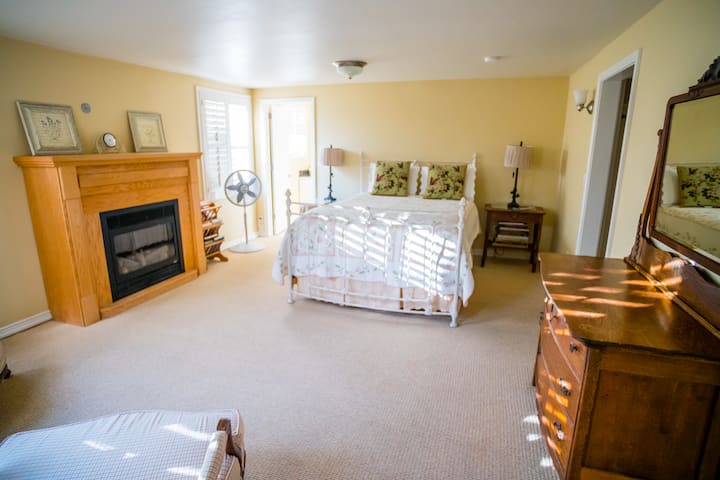 Dhomë gjumi në katin e poshtëm 5- Krevat "Queen Size" me banjë të brendshme