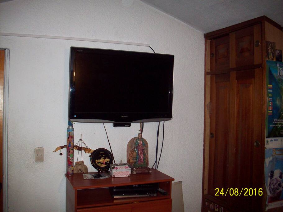 Un Televisor pantalla plana con televisión por cable.
