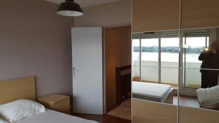 ანარეკლი დიდი საძინებლის გარდერობში