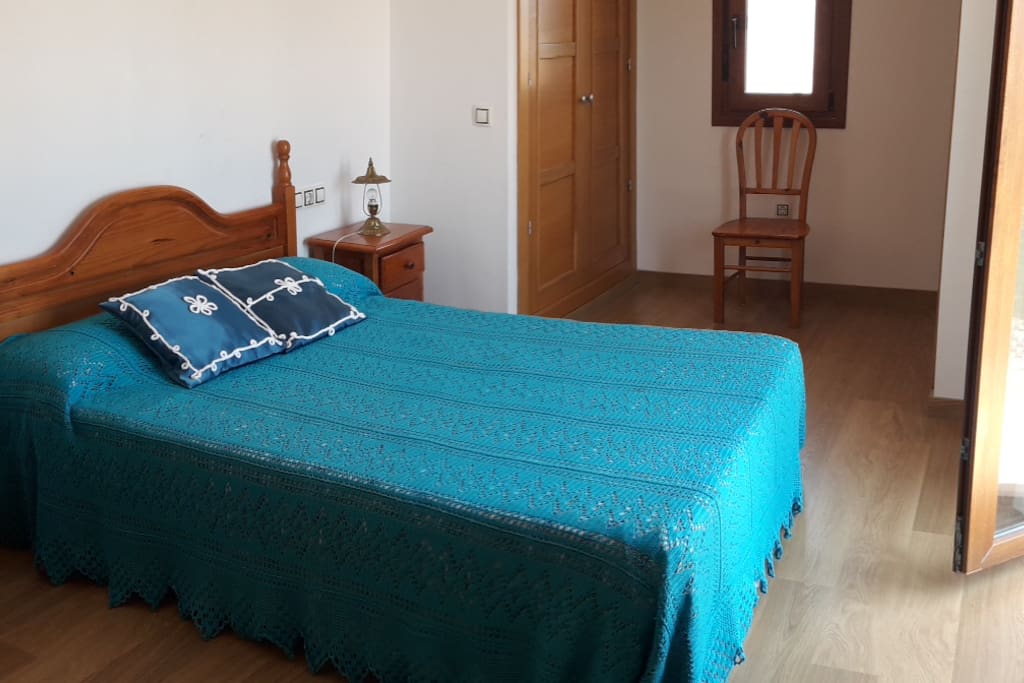 Dormitorio principal en segunda planta con vista panorámica al mar y con terraza individual y 2 armarios empotrados