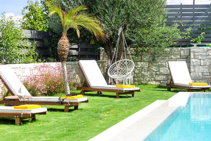 Heated Pool, 180m to the beach, shops & amenities gallery image 3