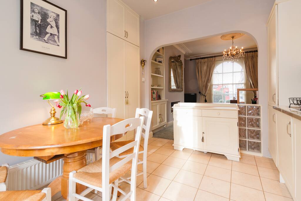 Great area for entertaining, extendable table for additional guests.