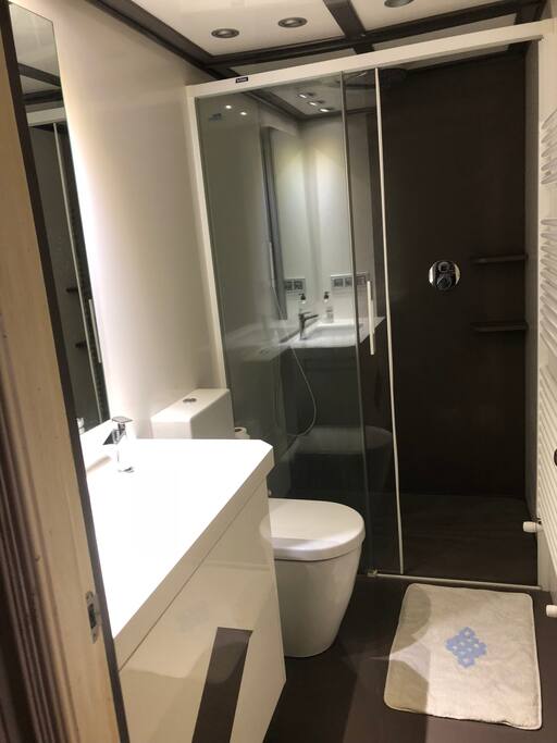 Baño con ducha individual