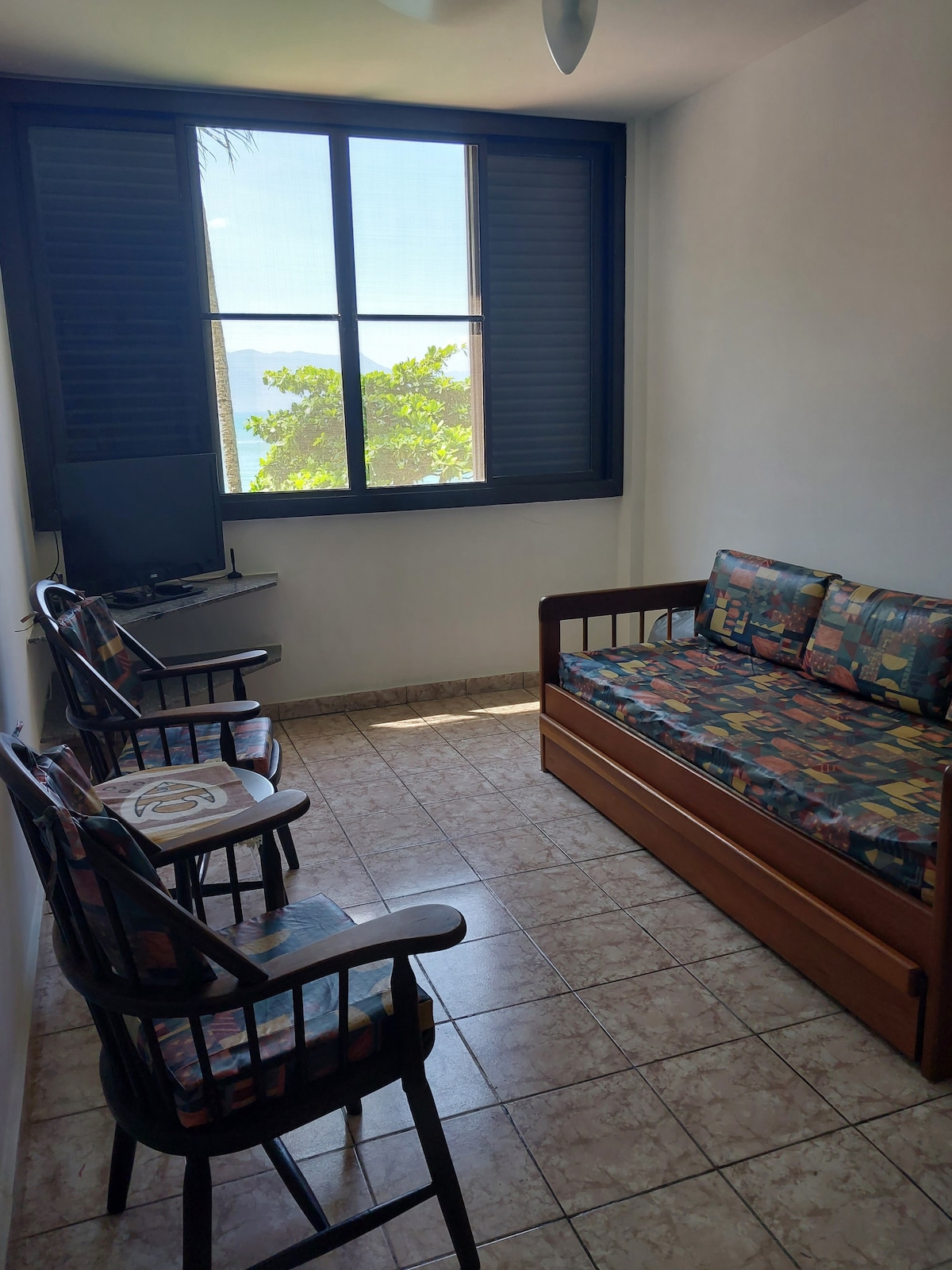 Всекидневна със сутрешно слънце. 
Телевизор с отворени канали. 