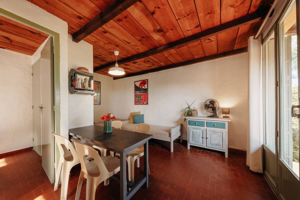 Le salon avec 2 lits simples et la salle de repas