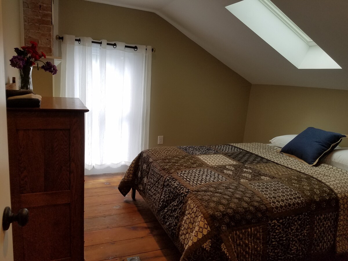 Спална соба бр. 3 на горниот кат: брачен кревет (широк 150-179 см), прозорец на таванот, дрвен под