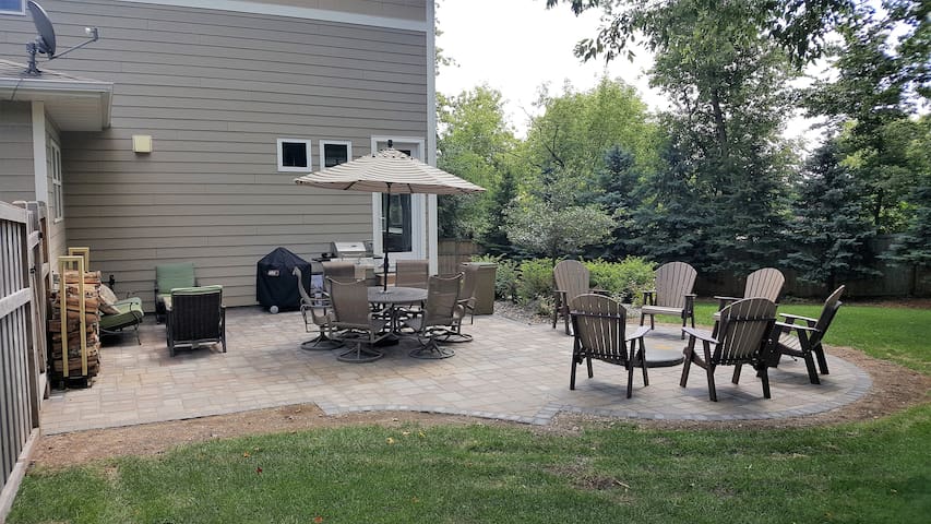 Downtown Wayzata just a short walk to coffee shop gallery image 2