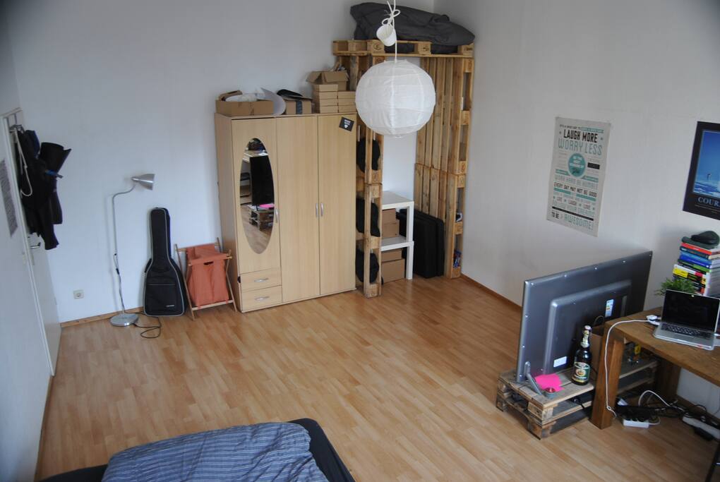 Das Zimmer von der Fensterseite betrachtet.