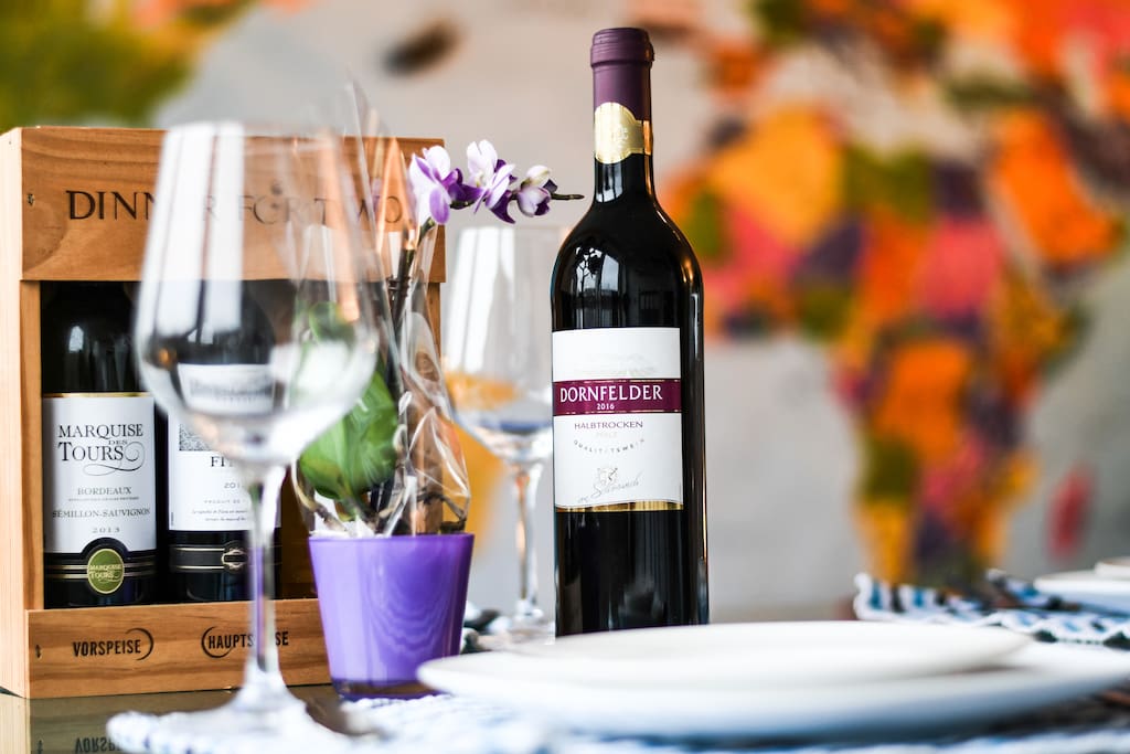 Genieße schöne Abende mit einem Glas Wein am Esstisch mit Sicht auf die Welt