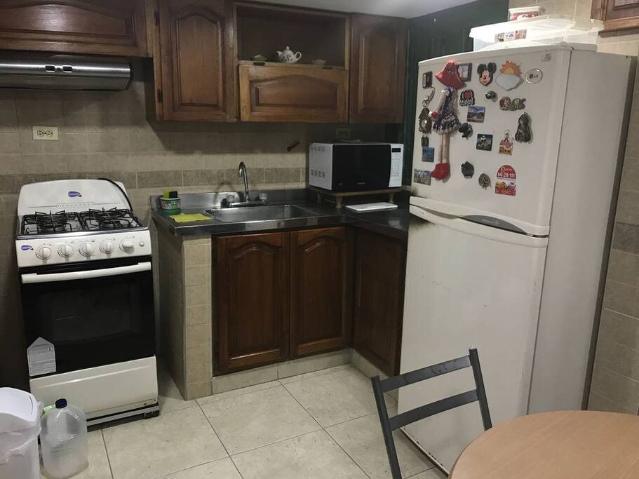 Cocina, cuenta con estufa, nevera, horno micro-honda y demás utensilios.