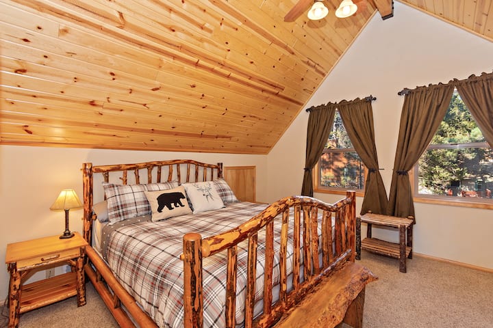 Hauptschlafzimmer mit komplettem Badezimmer(befindet sich im Obergeschoss neben dem Spielzimmer).