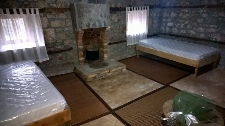 חדר שינה בקומה הראשונה עם אח (3 מיטות יחיד). אידיאלי למשפחות.