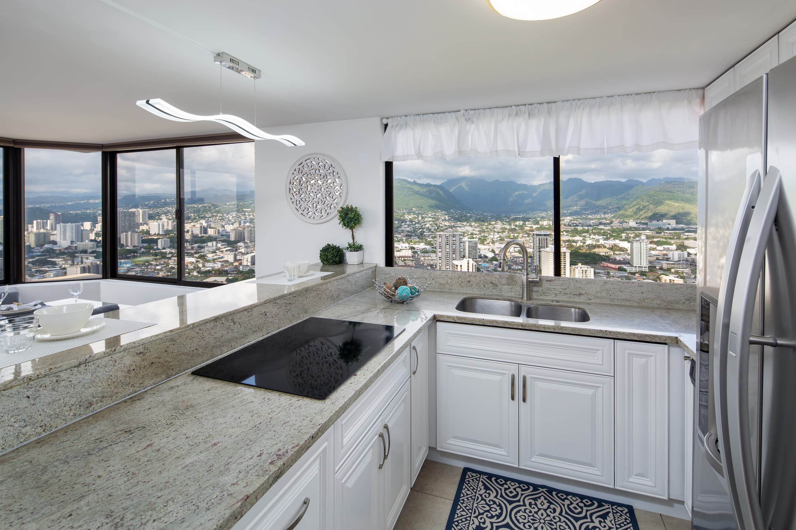 Condo in Honolulu · ★4.58 · 2 bedrooms · 5 beds · 2 private baths - Image 6
