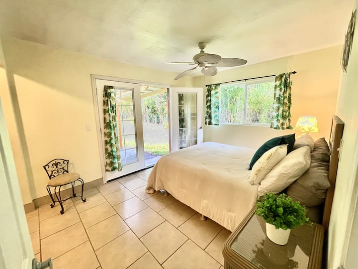 ห้องนอนใหญ่มีประตูสไตล์ฝรั่งเศส 