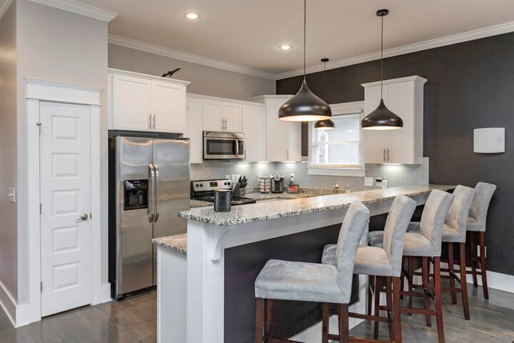 Hot Tub Oasis, 5 mins to Broadway + Piano gallery image 5