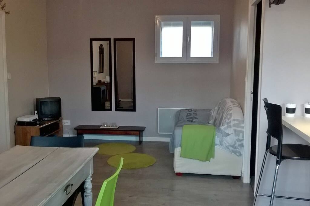 La pièce de vie fait 30m2
