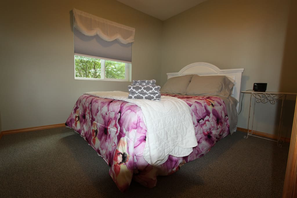 Bedroom 1: Queen Bed