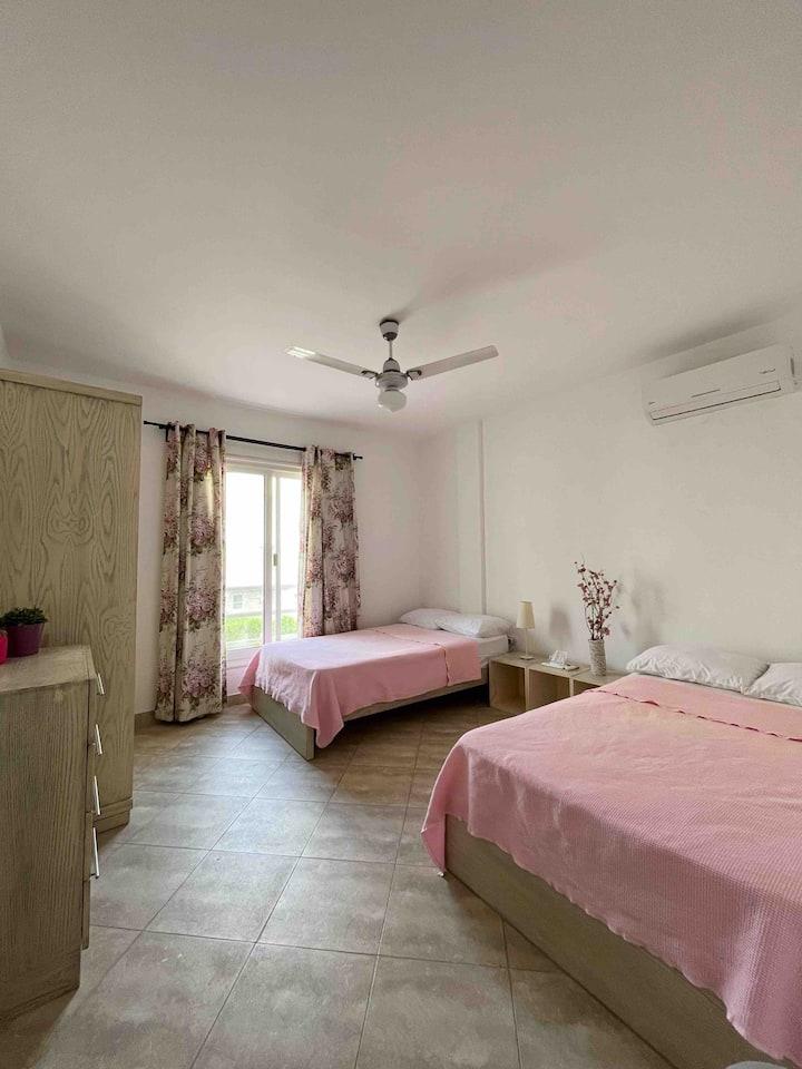 Chambre à l'étage avec 2 lits simple (120). 