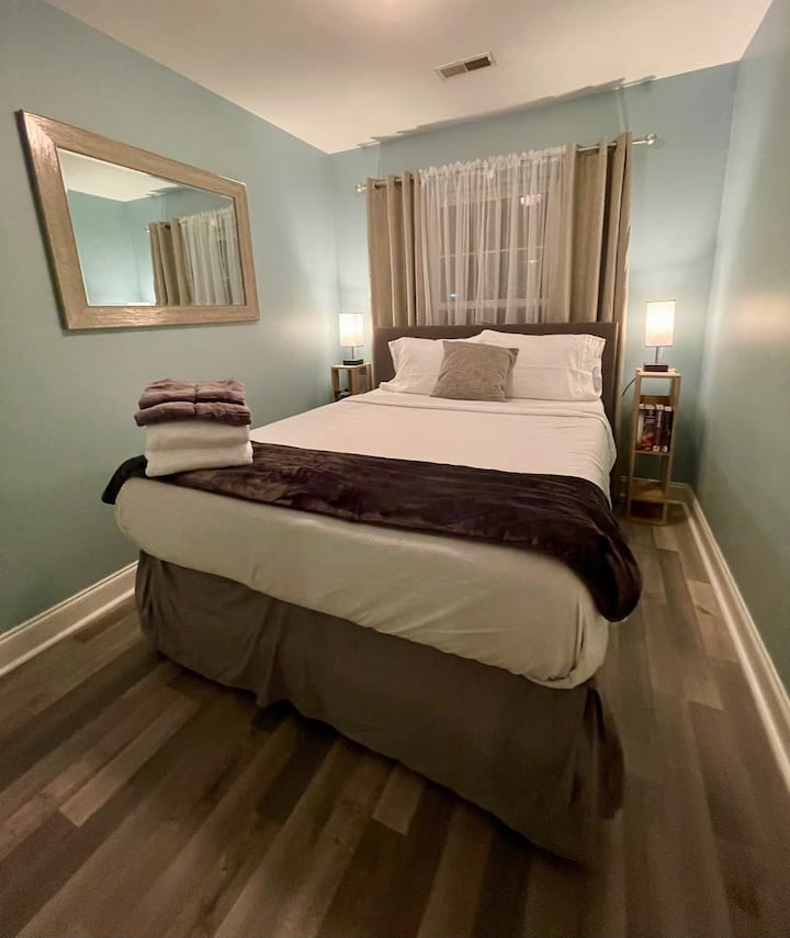 客房配有标准双人床，每盏灯上都有电器和USB插头