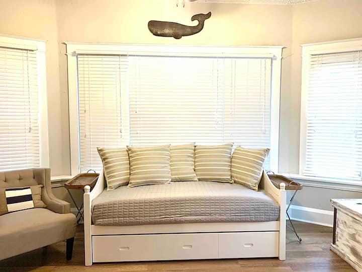 ¡El solárium es un lugar perfecto para acurrucarse con un buen libro o tomar una siesta! El sofá cama ofrece dos camas individuales para opciones adicionales para dormir.