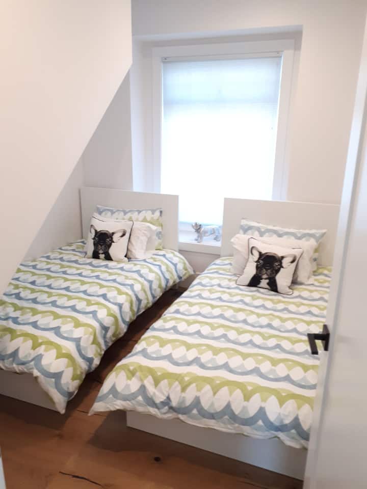 الغرفة 2 - الطابق العلوي، سريران مفردان