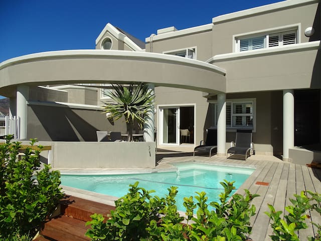 Beach Place, private splash pool, modern & luxury