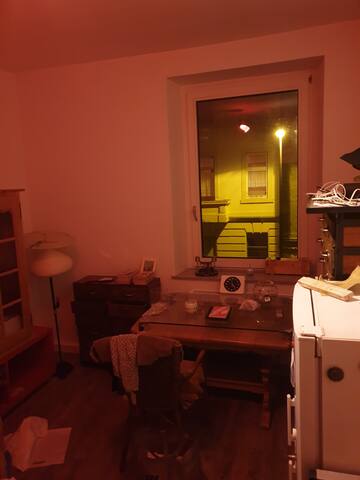 1 schönes Zimmer, zentral, 5 min.zum Bahnhof