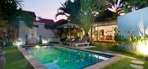 COZY  2 BR Villa, Private POOL.. walk to the beach