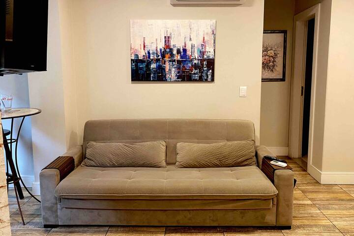 Dhomë me divan krevat, Smart TV 43", Wifi, Ar Split