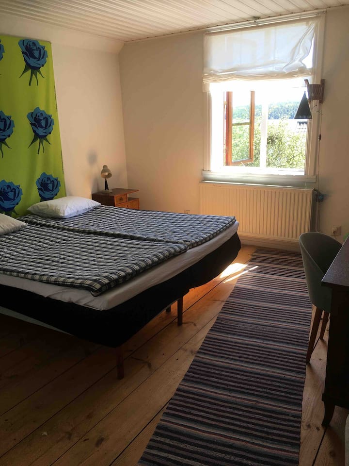 二楼卧室，可欣赏湖景！