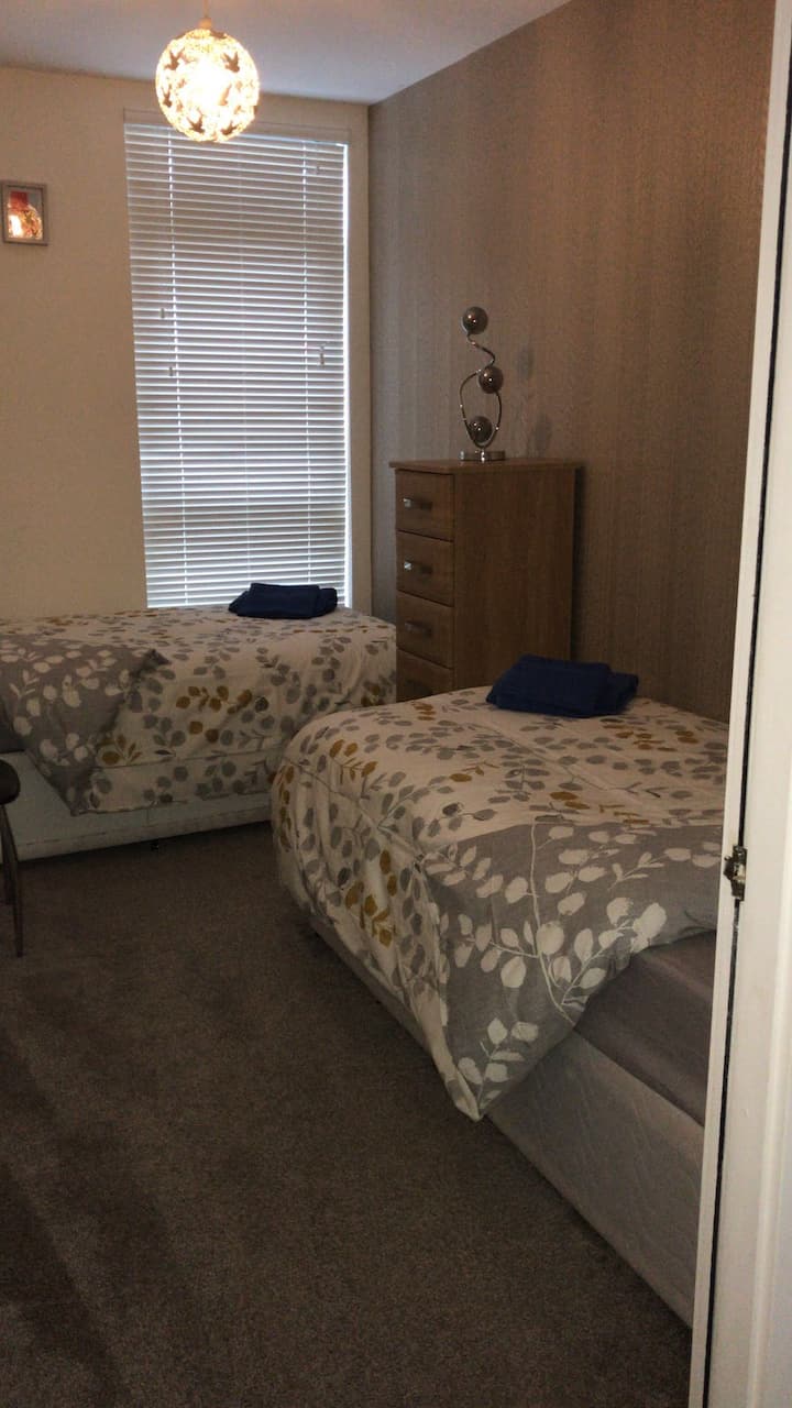 2 - ра спалня, 2 единични легла. 