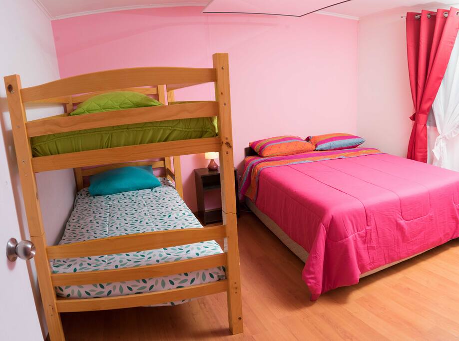 habitacion familiar.
incluye:
1 cama de 2 plazas
1 litera 1 plaza
armario
tv cable, wifi.
comedor, estacionamiento, zona de fumadores.