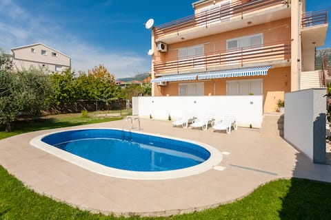 Top Airbnb: 3 bedrooms apartment with pool - Apartment Maglica in Kaštel Kambelovac