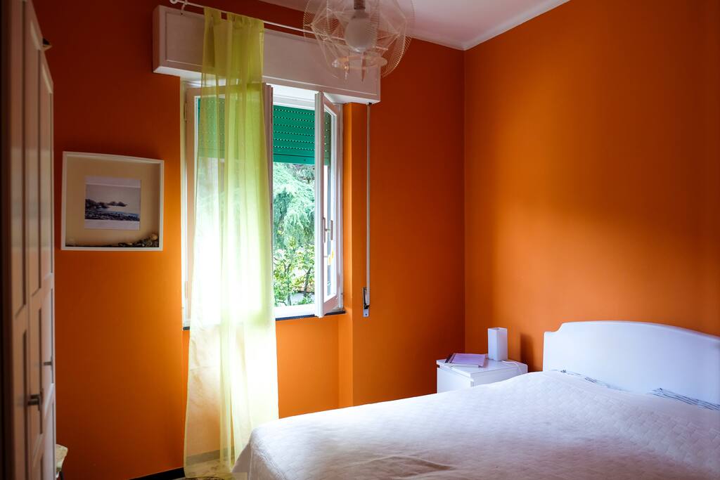Camera principale con letto matrimoniale king size.