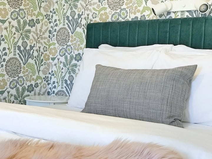 睡個好覺，醒來後，在非常舒適的歐式標準雙人牀上欣賞山景