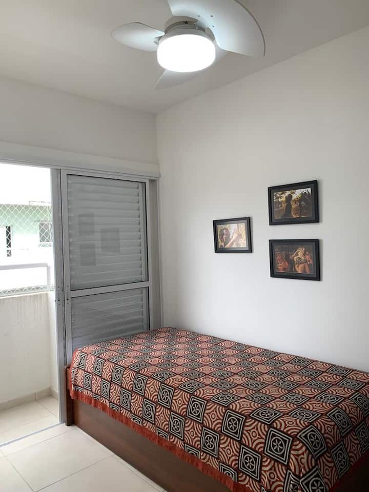 غرفة نوم واحدة مع سرير مزدوج ومروحة سقف وشرفة مع شاشة واقية 