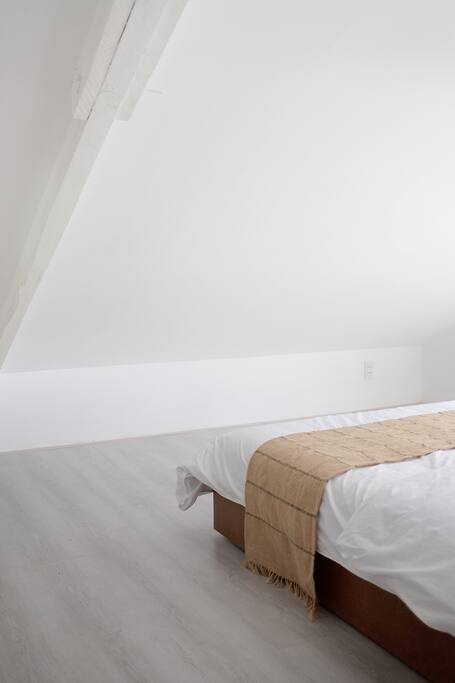 Wild Sunflower Room with king size bed share bathroom
Include breakfast & towel
