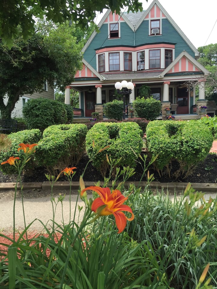 5 bed 2.5 bath Trendy Historic Victorian Houses for Rent in Lakewood